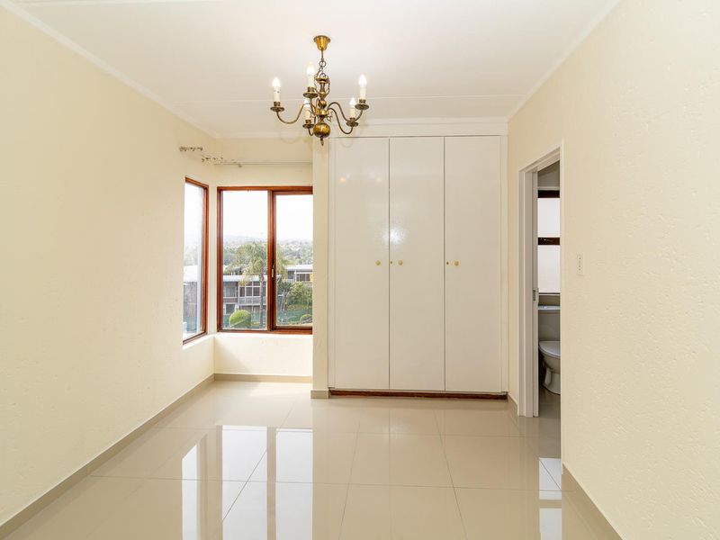 Inviting Top-Floor Apartment – Perfect Lock-Up-and-Go! - Photo 9