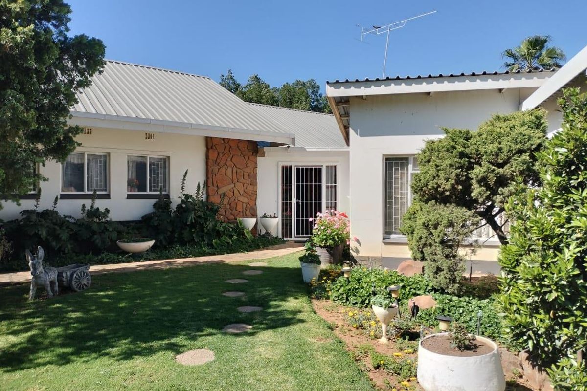 Excellent house.Large rooms. Flatlet. Solar panels. Nice garden.Borehole. - Photo 2