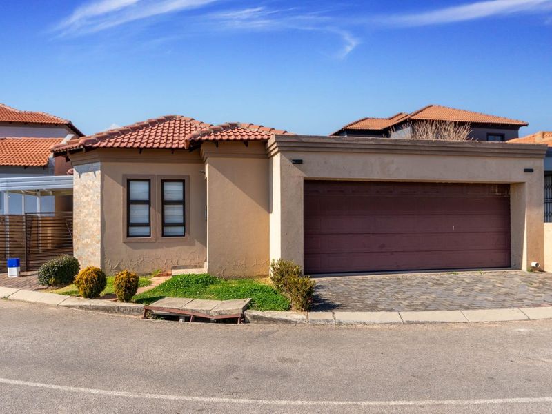 Modern 3 Bedroom House - Photo 1