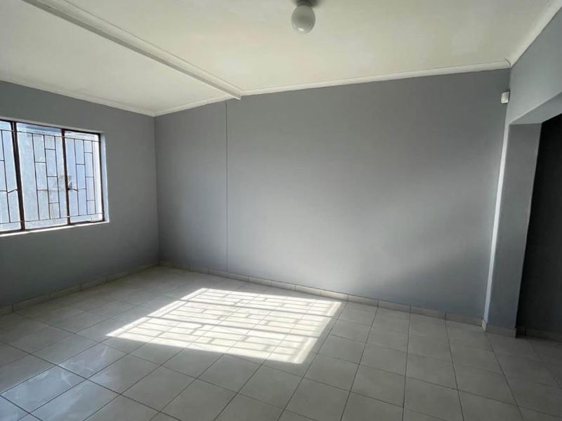 Newly renovated - Photo 6