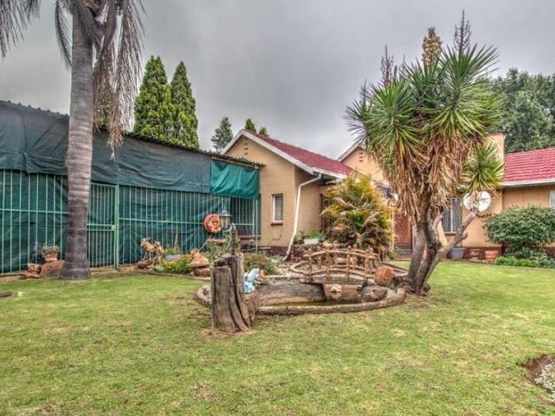 Large family home for sale in enclosed area in Edleen - Photo 2