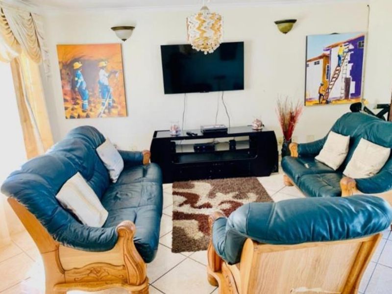 Charming 3 Bedroom Home with Modern Amenities - Photo 2