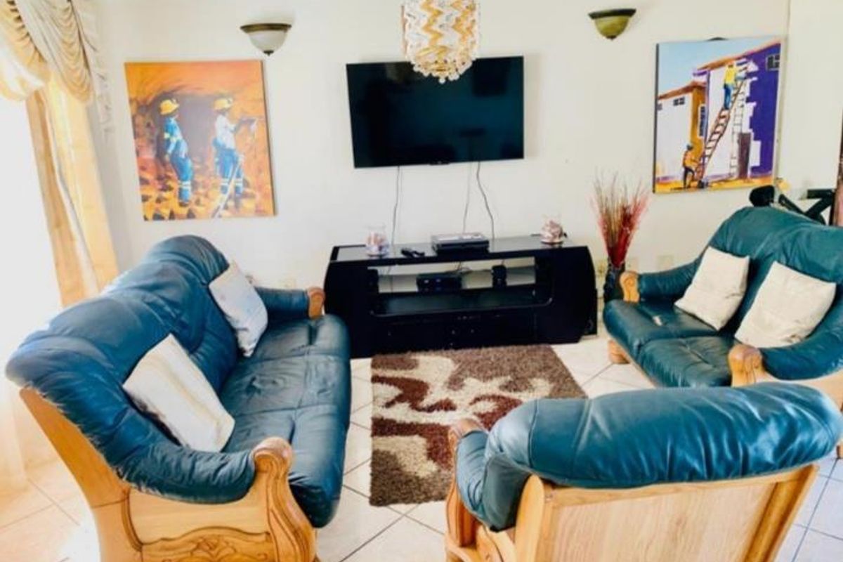 Charming 3 Bedroom Home with Modern Amenities - Photo 2