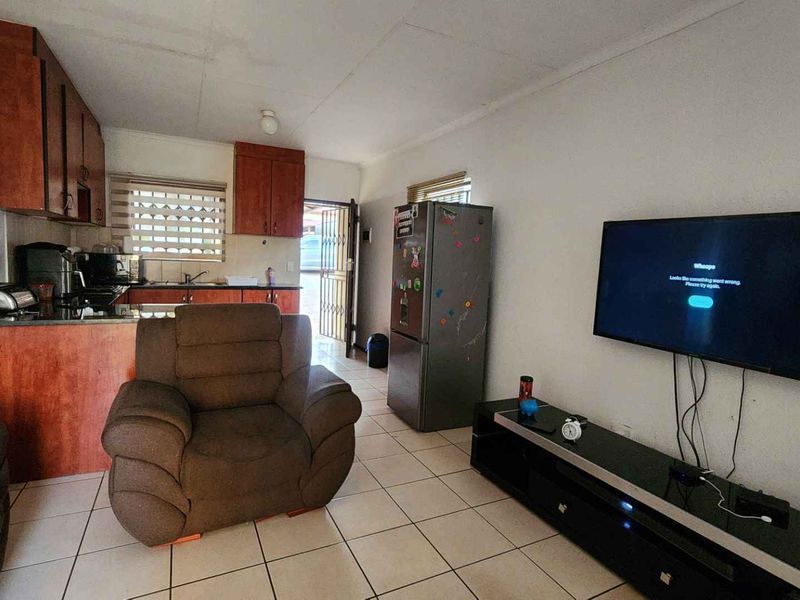 3 Bedroom House For Sale in Heatherview - Photo 3