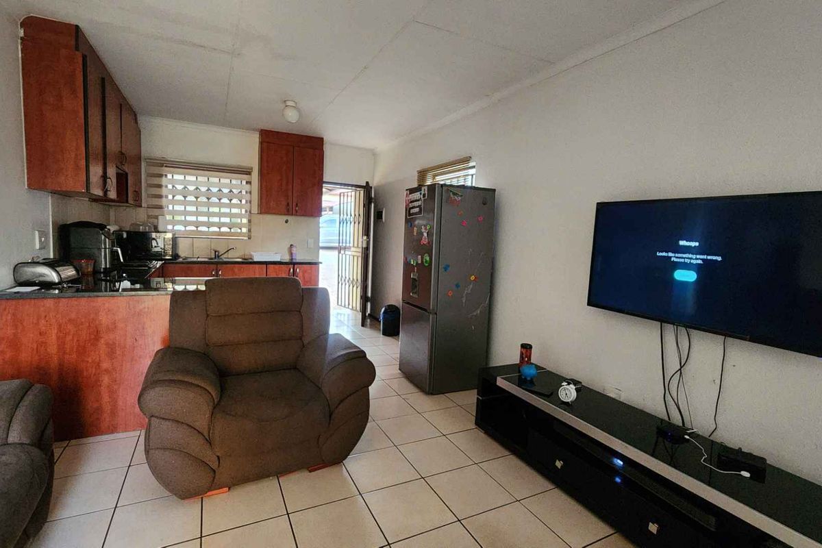 3 Bedroom House For Sale in Heatherview - Photo 3