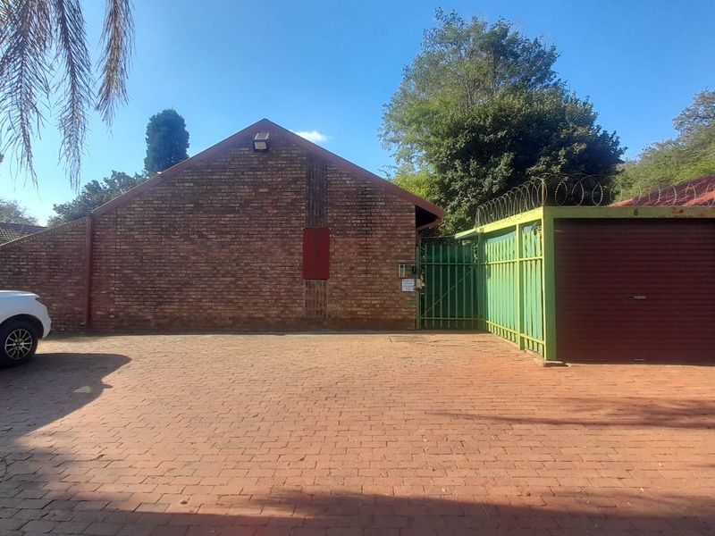 Secure & Spacious 1-Bedroom Apartment with Private Garden - Photo 1