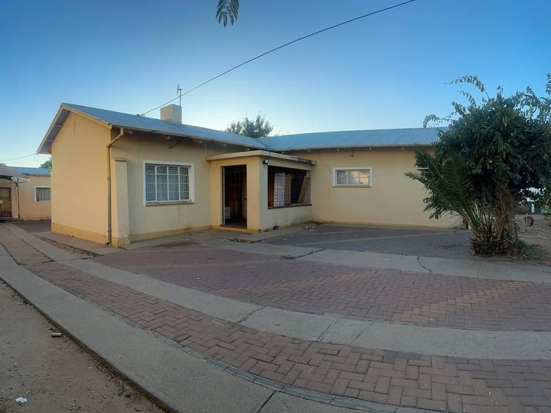 Spacious family home with income-generating flats - for Sale!! - Photo 5