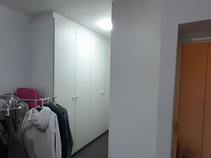 Spacious living in a well-maintained complex - perfect for comfortable family living - Photo 7