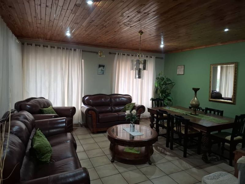 🏡 FOR SALE | Pioneerspark  4-Bedroom House with Bachelor Flat – N$ 4,100,000 - Photo 10