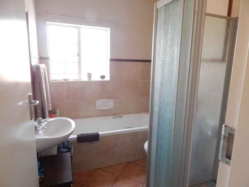 2 Bedroom Top corner unit in Equestria Estate - Photo 10