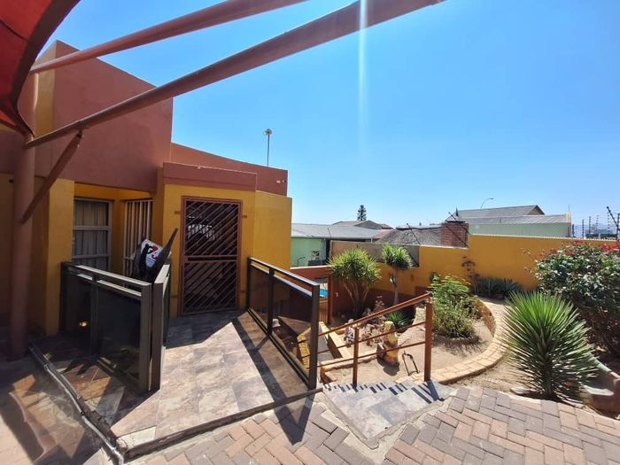 Property #2405392, House For Sale in Dorado Park