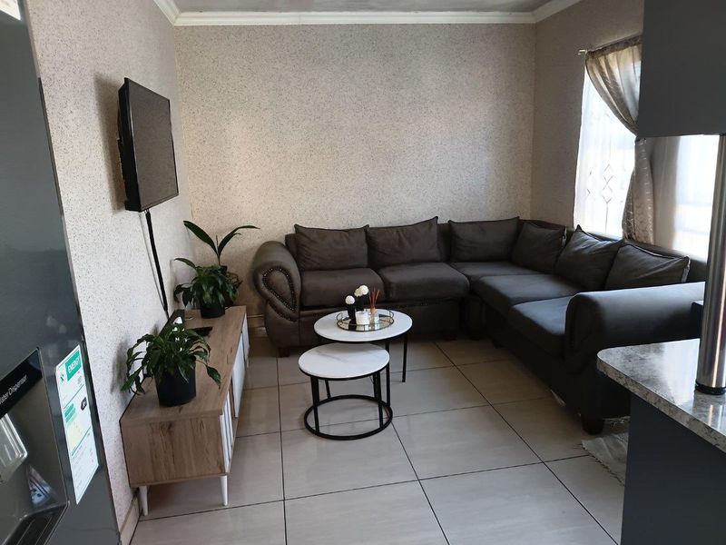 Clayville Ext 45 - R 950 000 , 3 bed Family Home - Photo 2