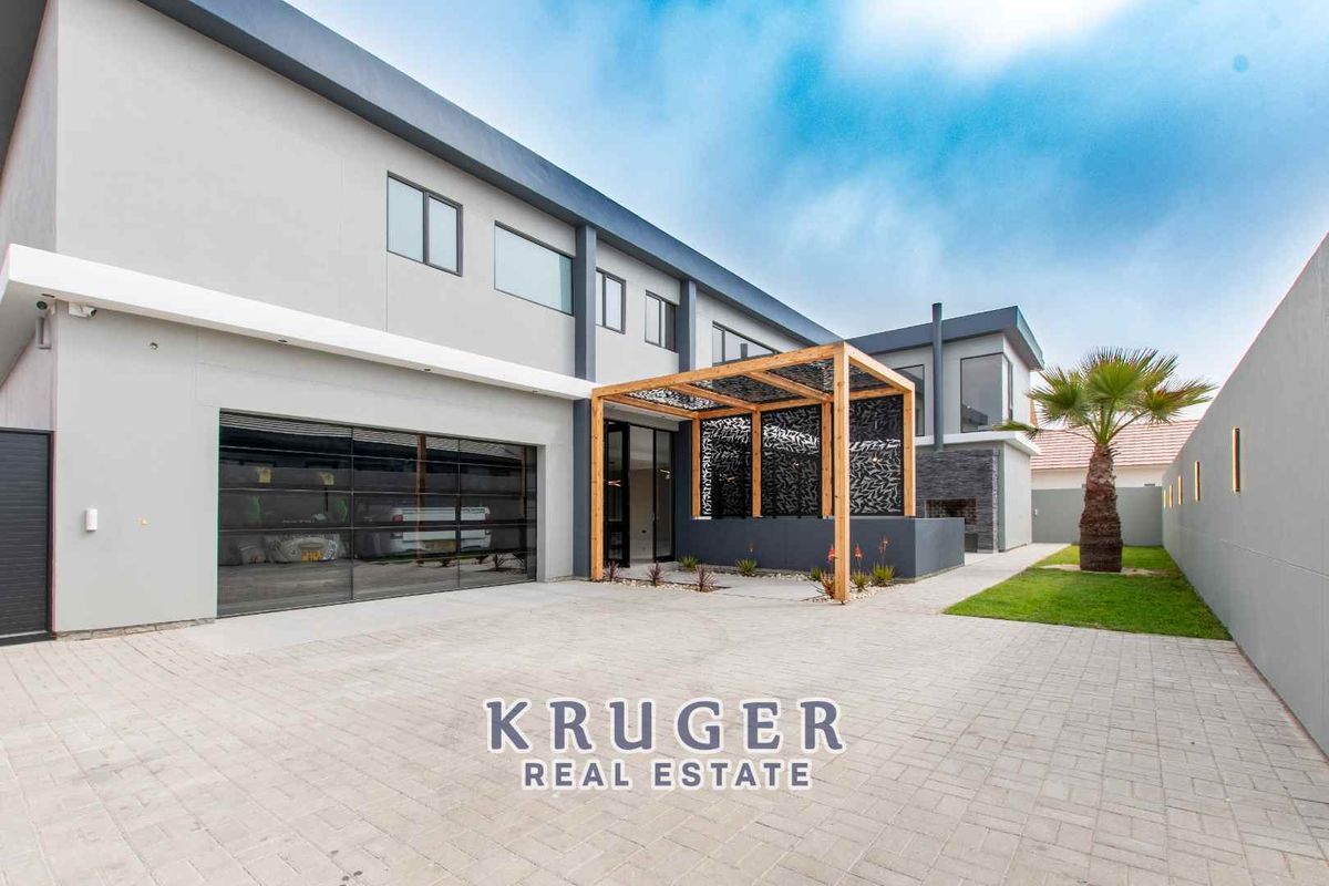 Upmarket Stylish House with Magnificent Dune Views For Sale in Swakopmund - Photo 2