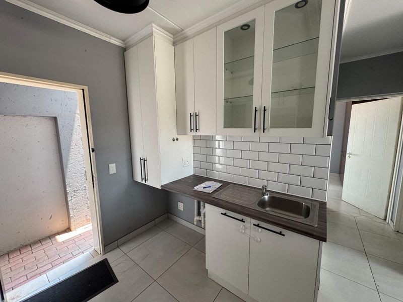 Large 3 Bed Pet Friendly Unit In a Tranquil Cul-de-Sac street! - Photo 5