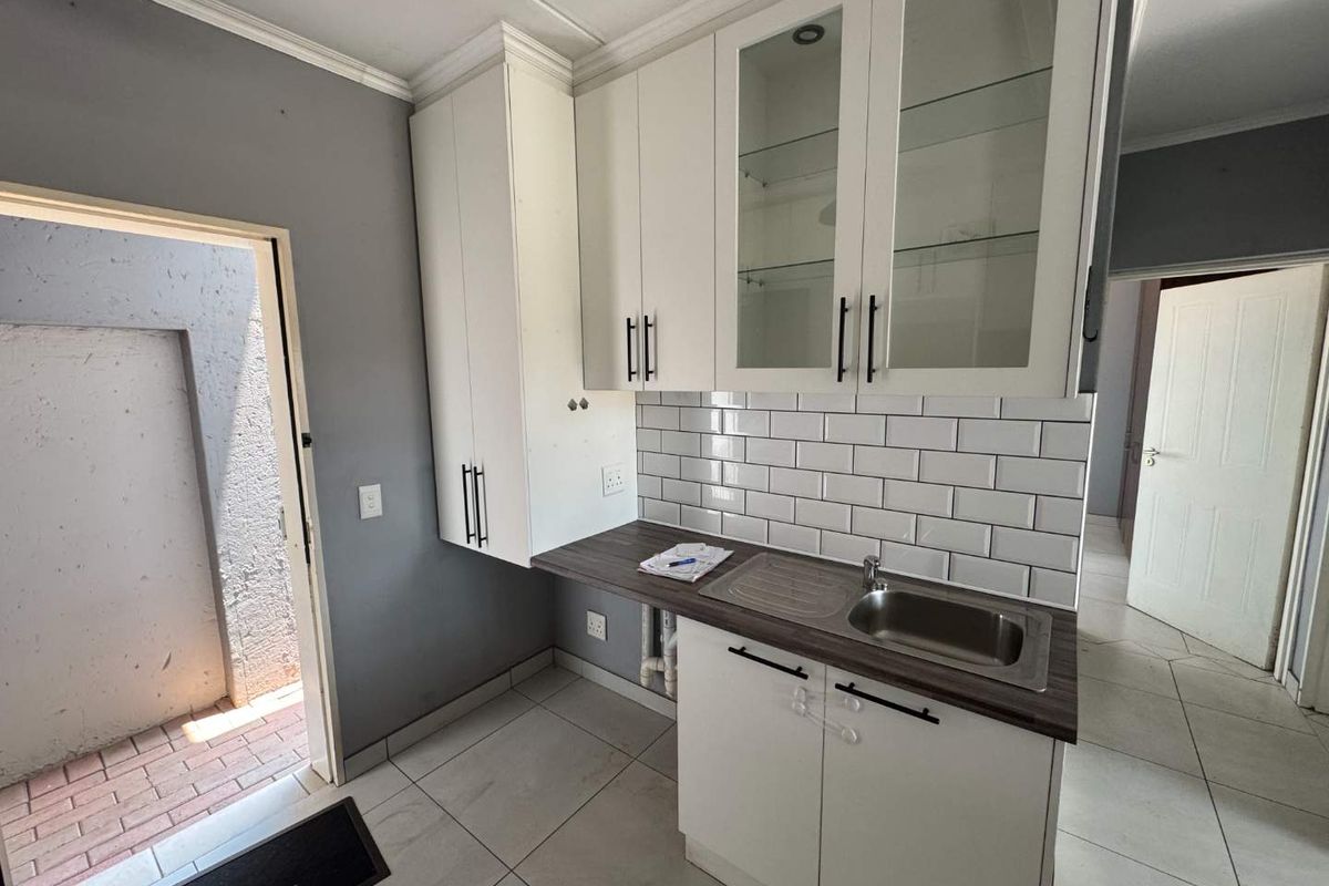 Large 3 Bed Pet Friendly Unit In a Tranquil Cul-de-Sac street! - Photo 5