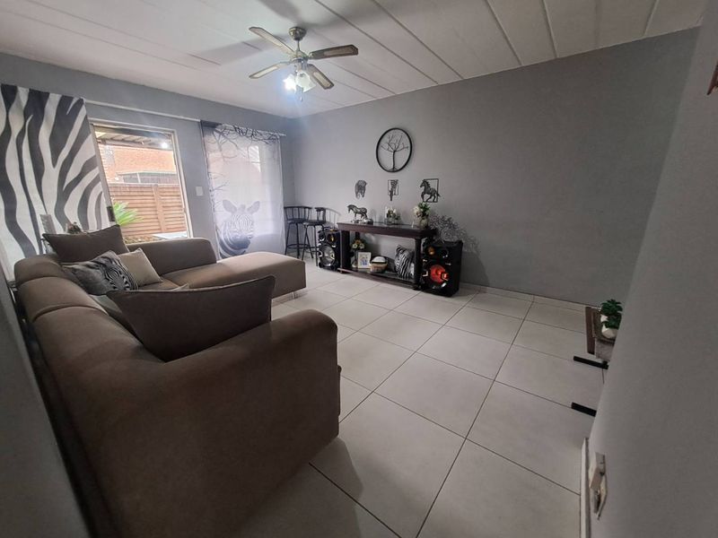 Modern 2 Bedroom Townhouse For Sale in Highveld Perfect for First Time Buyers! - Photo 6