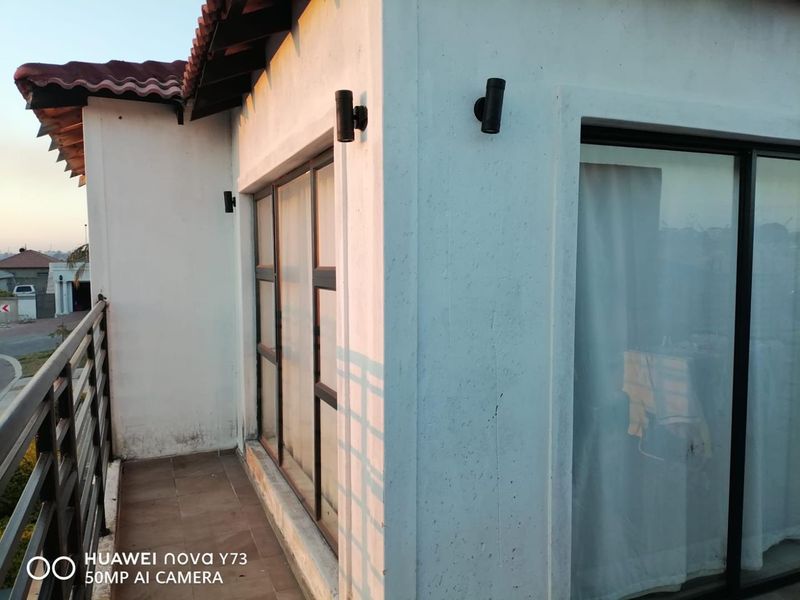 Riverside View R 1 250 000 For extended Families with 2 additional cottages. - Photo 1
