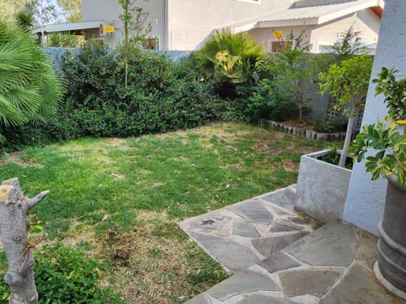 Spacious unit in small complex of only 6 units - Photo 10