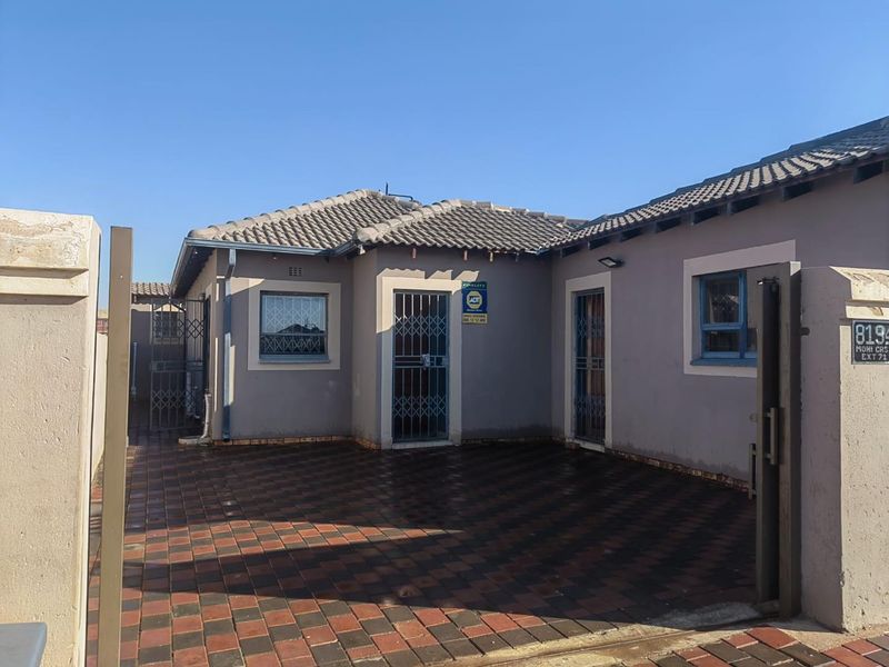 Clayville R 950 000- A Beautiful Family Home , a real gem! - Photo 2
