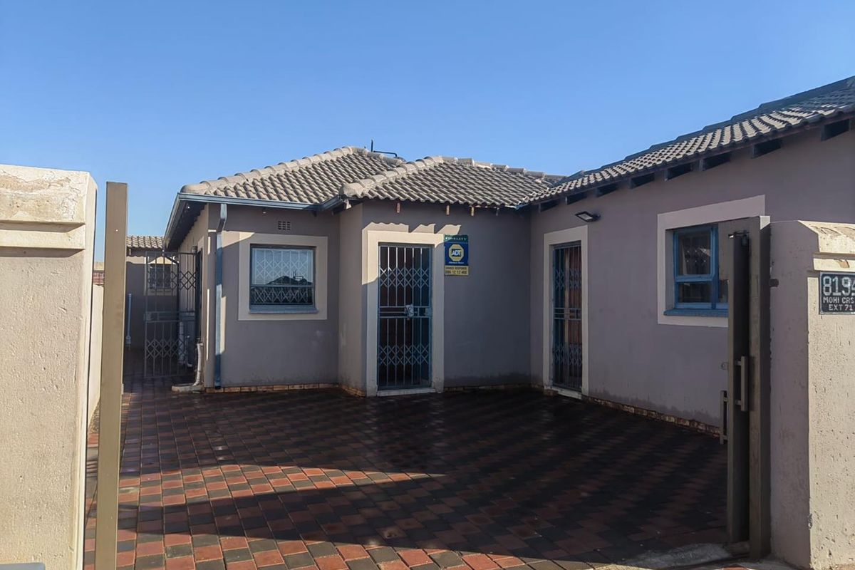 Clayville R 950 000- A Beautiful Family Home , a real gem! - Photo 2