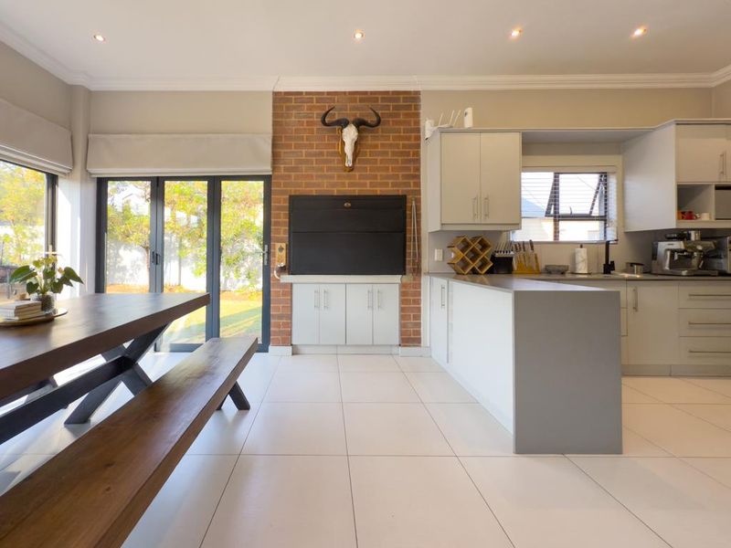 Modern Family Home with Solar System – Big Corner Stand & Entertainment Dream - Photo 3