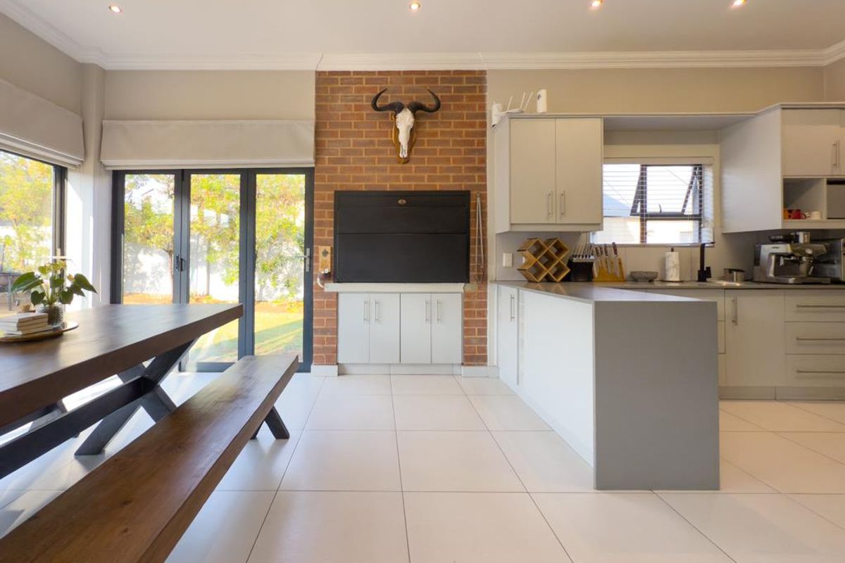 Modern Family Home with Solar System – Big Corner Stand & Entertainment Dream - Photo 3