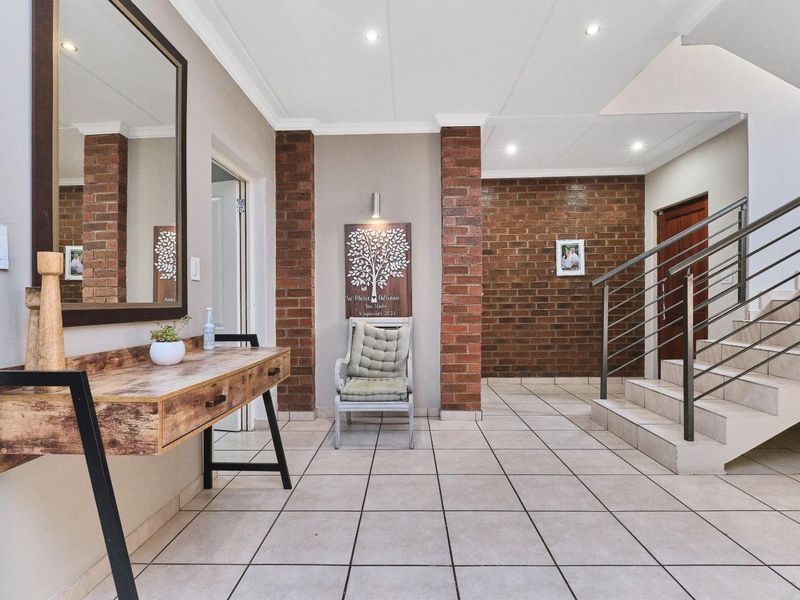 Spacious Open Plan Living for the Decerning Young Executive - Photo 2