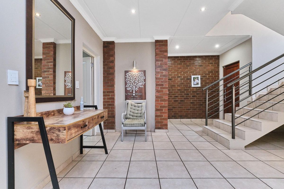 Spacious Open Plan Living for the Decerning Young Executive - Photo 2