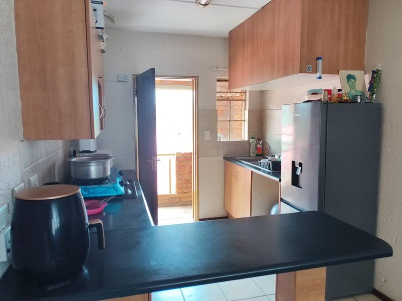 2 bed first floor unit in 24h security complex - Photo 2