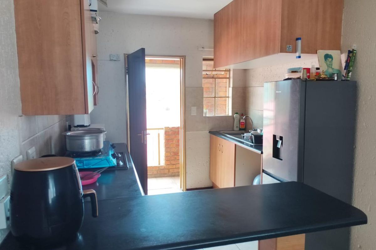 2 bed first floor unit in 24h security complex - Photo 2