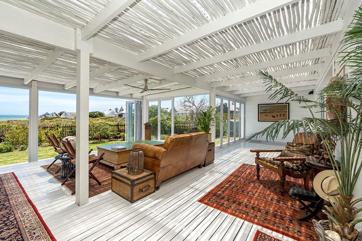 WHERE LUXURY MEETS THE OCEAN - Photo 4