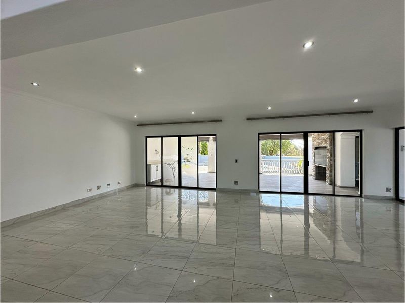 Elegant 5-Bedroom Family Home with Pool, Solar & Staff Accommodation - Photo 3