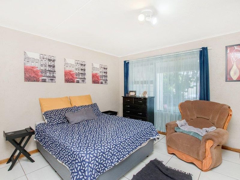 Lovely 2 bedroom 1 bathroom ground floor unit for sale in Weltevreden Park - Photo 7