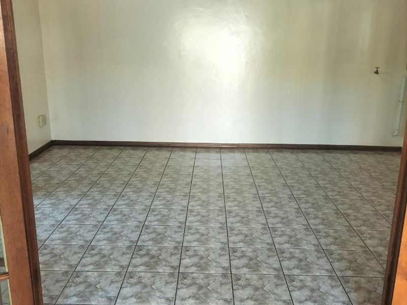 Charming Bachelor's Flat with Inclusive Utilities and Covered Parking - Photo 3