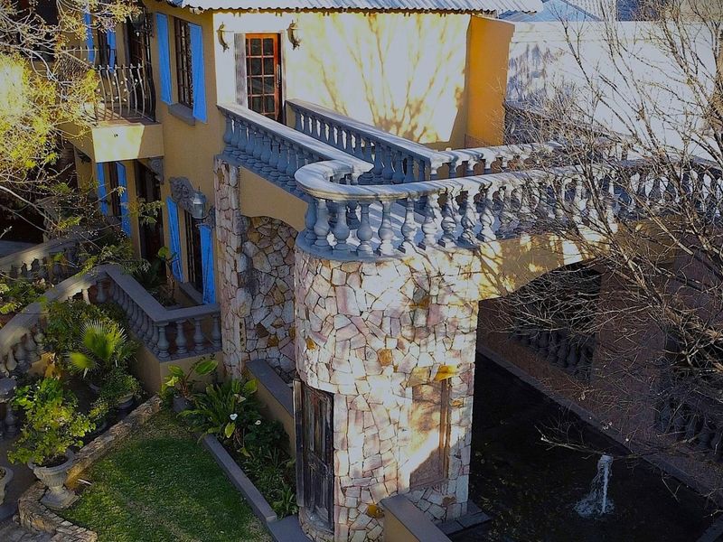 Castle in Alberante security estate perfect for a venue/restaurant/blended family - Photo 3