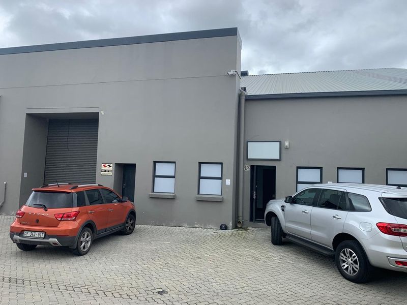 Spacious Warehouse with Office & Mezzanine – Prime Location! - Photo 1