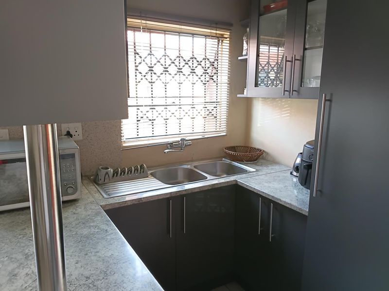 Clayville Ext 45 - R 950 000 , 3 bed Family Home - Photo 7