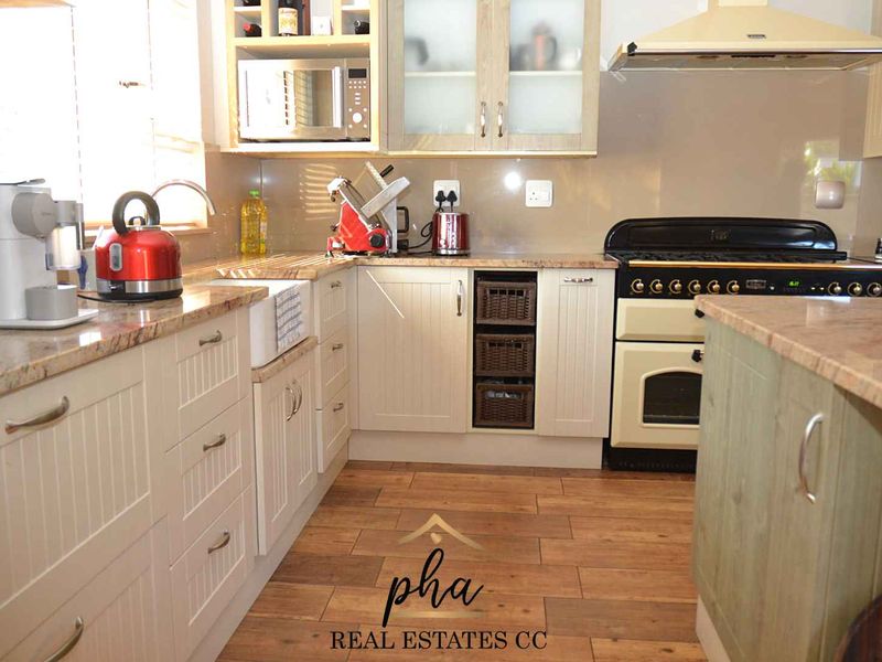 Stunning four bedroom house for sale in Waterfront - Photo 6