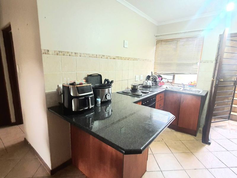 **Charming 2-Bedroom Apartment with Modern Amenities** - Photo 2