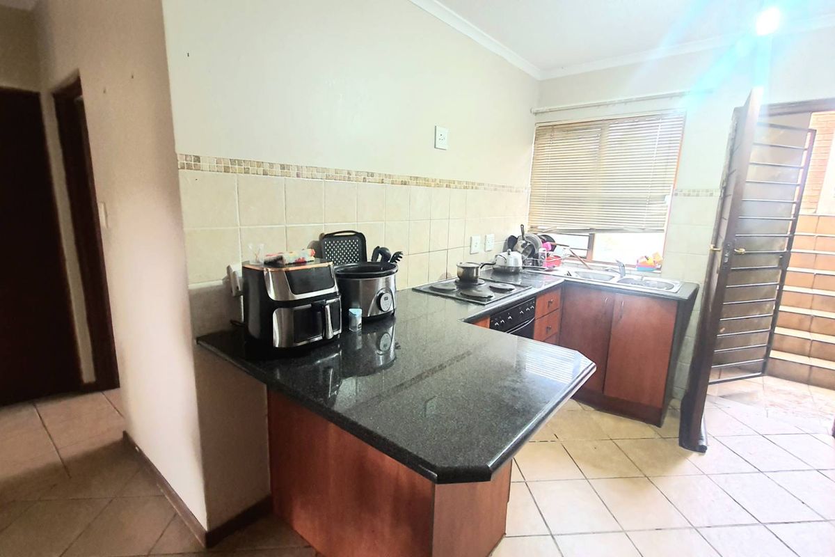 **Charming 2-Bedroom Apartment with Modern Amenities** - Photo 2