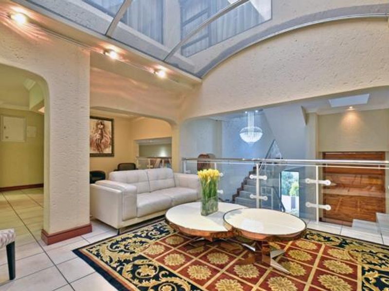 A Hillside Masterpiece with Panoramic Views & Unrivalled Entertaining - Photo 2