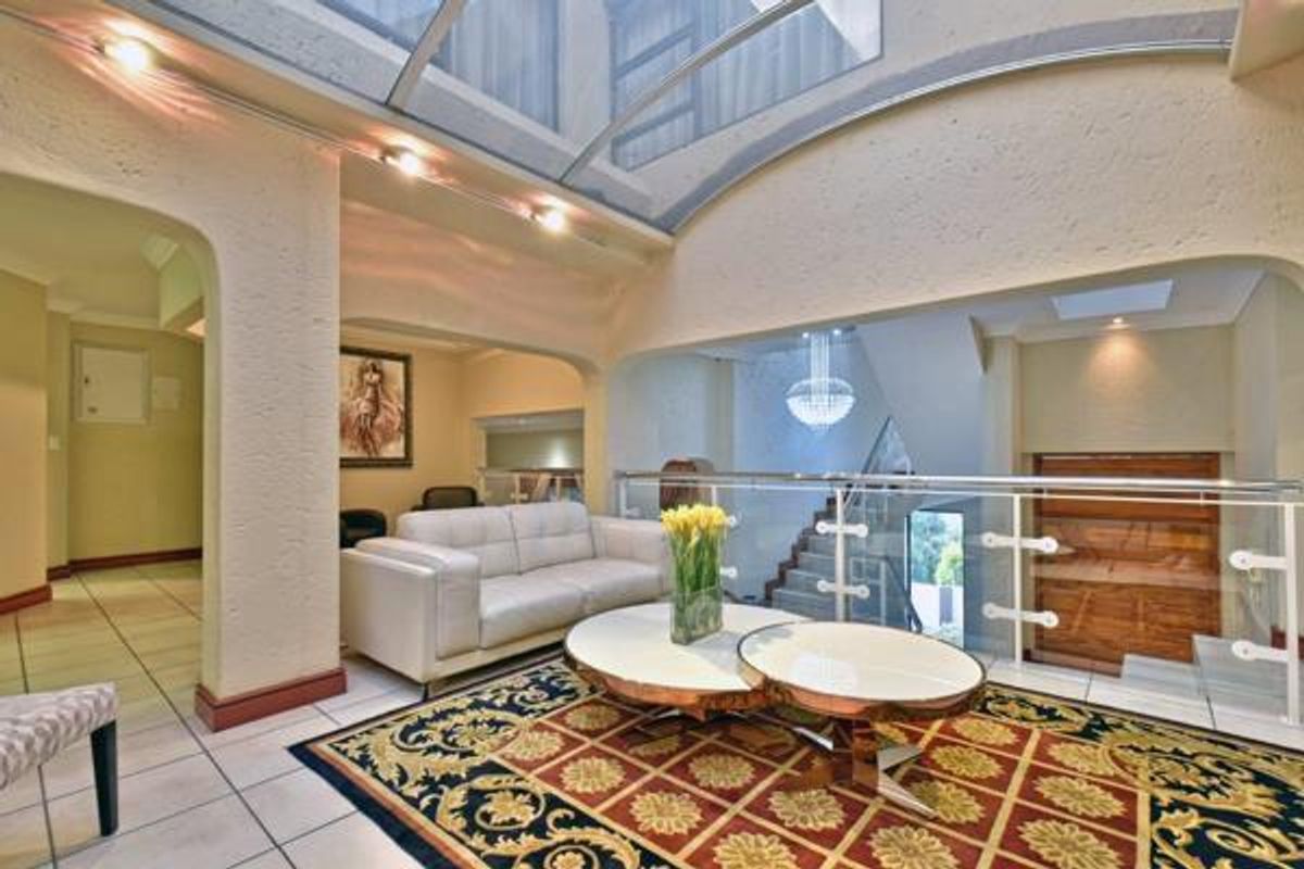A Hillside Masterpiece with Panoramic Views & Unrivalled Entertaining - Photo 2