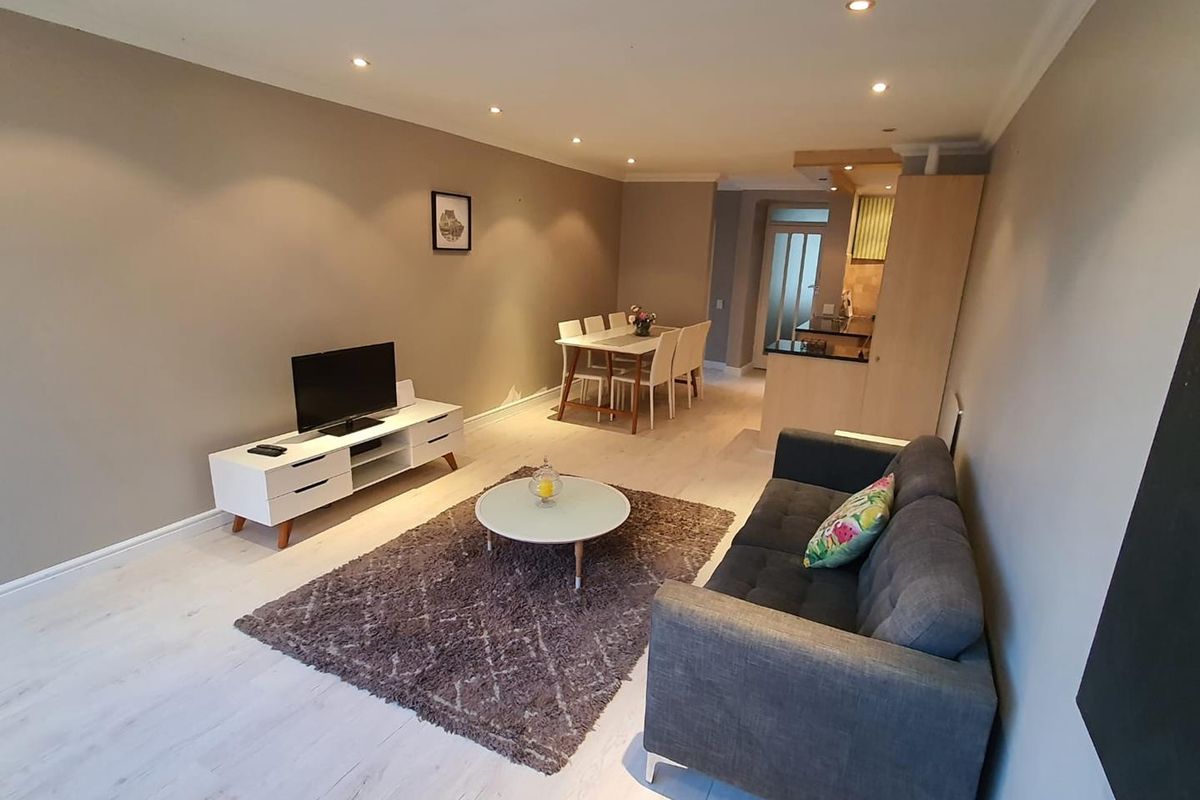 Exceptional Location in Mouille Point - Photo 2