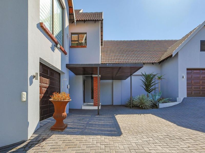 SPACE, STYLE & SECURITY – 4 EN-SUITE BEDROOM GEM IN A SECURITY ESTATE IN BRONBERG - Photo 2