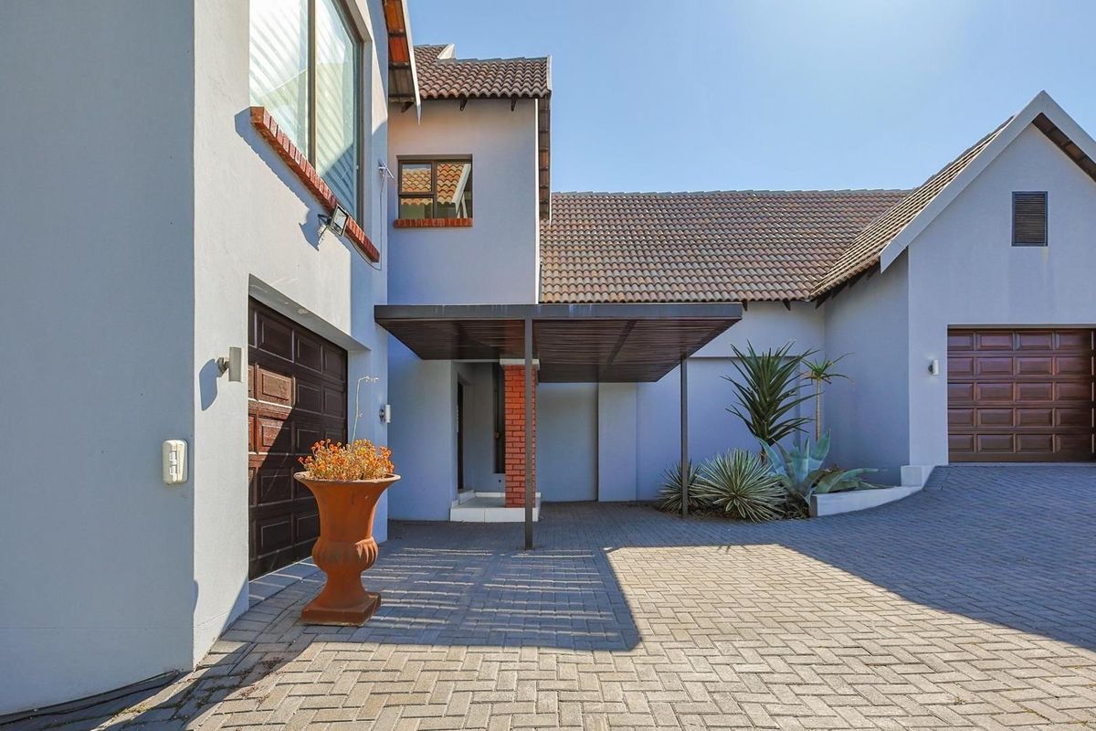 SPACE, STYLE & SECURITY – 4 EN-SUITE BEDROOM GEM IN A SECURITY ESTATE IN BRONBERG - Photo 2