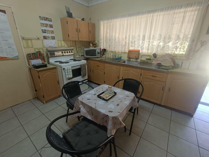 Spacious Family Home with Multiple Dwellings and Pool – Ideal Investment Opportunity - Photo 5