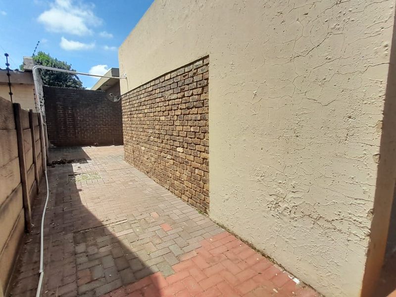 Spacious 4 bedroom house with flatlet - Photo 4