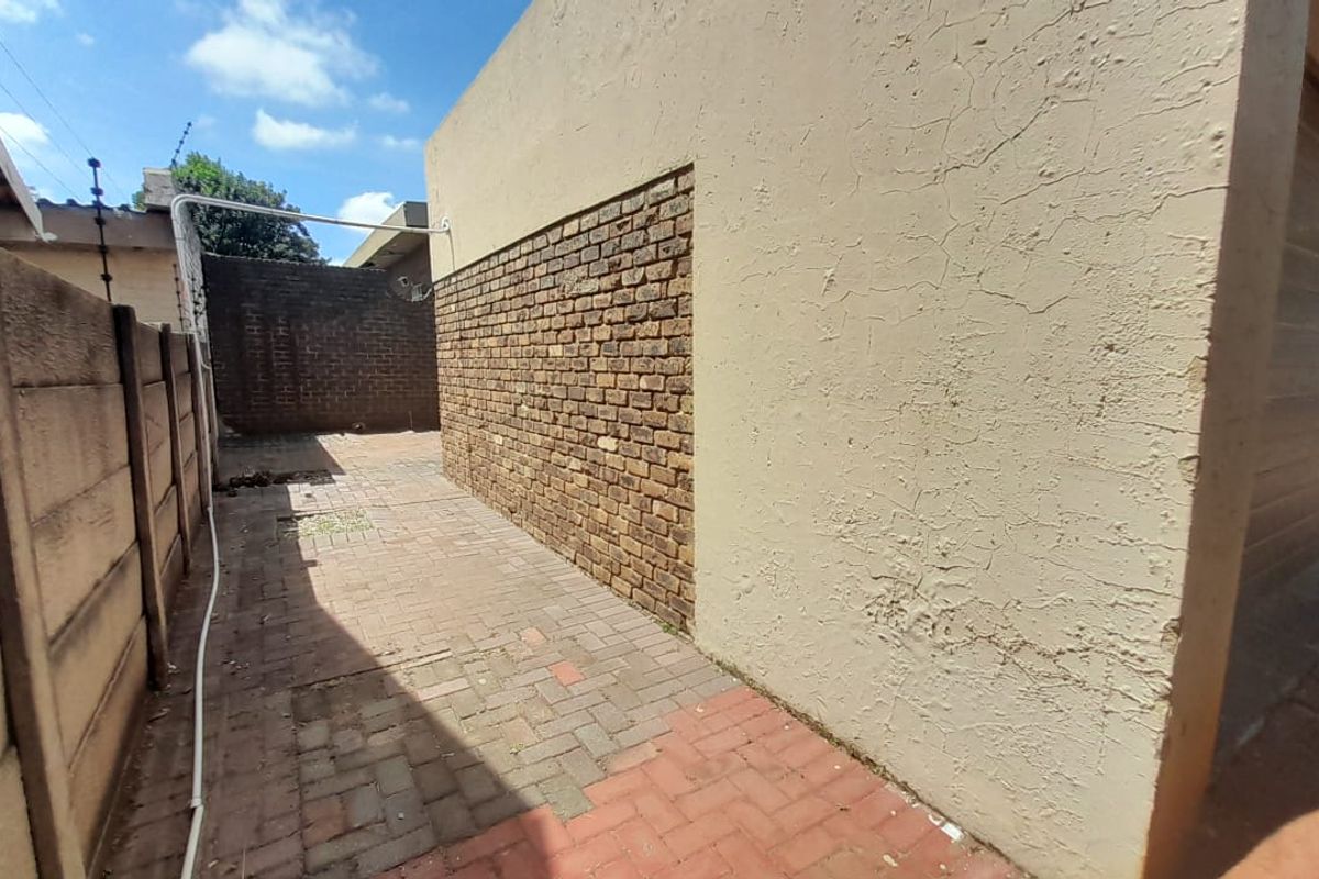 Spacious 4 bedroom house with flatlet - Photo 4