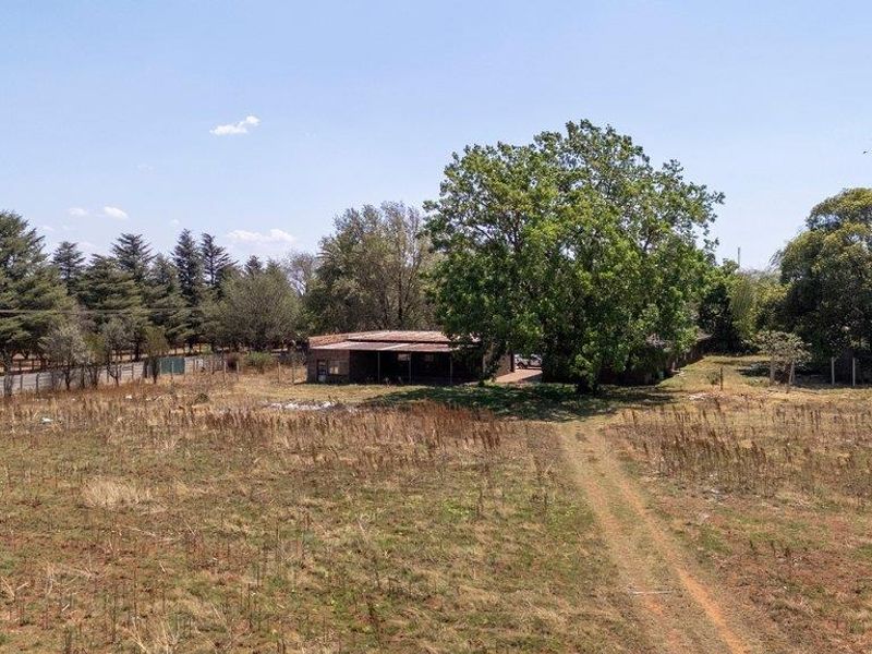 Prime 2-Hectare Property with Dual Residences, Outbuildings, and Commercial Potential - Photo 5