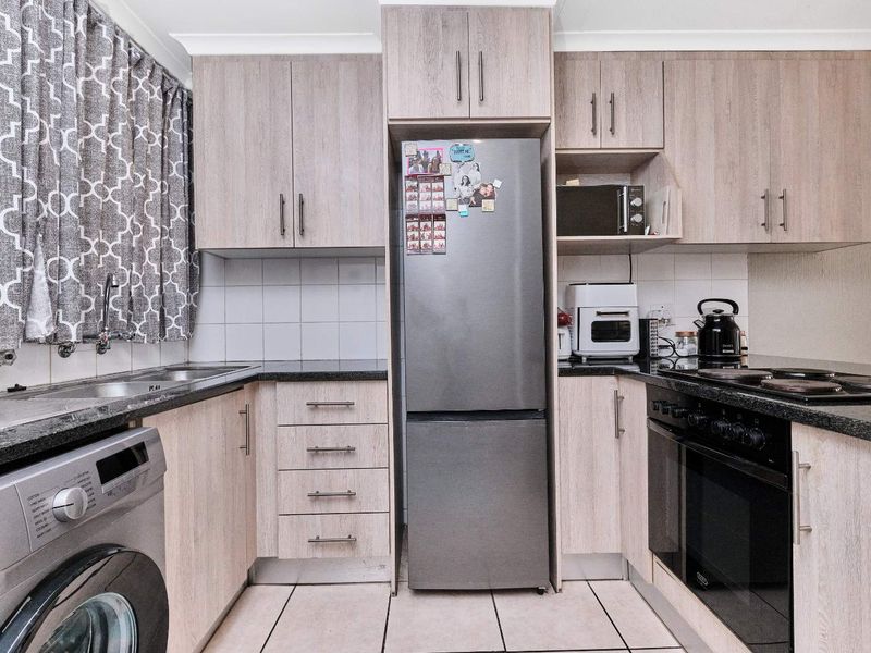 Charming Two-Bedroom Upstairs Townhouse with Scenic Balcony. - Photo 3